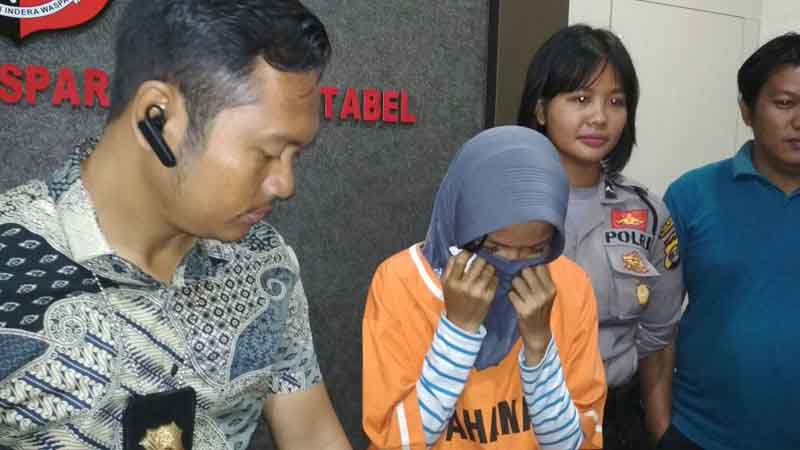 MENCOPET POLWAN. Lia Gustiani (30), warga Jalan Kebersihan, Kelurahan Sukadanaham, Tanjungkarang Barat, ditangkap di kediamannya pada Kamis (19/4). Wanita tersebut mencopet seorang polwan di Mal Boemi Kedaton yang videonya viral di media sosial.
n LAMPUNG POST/DENI Z