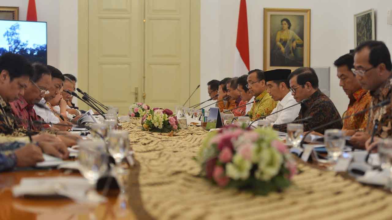 Presiden Joko Widodo (keempat kanan) memimpin rapat terbatas percepatan pelaksanaan berusaha di Istana Bogor, Jawa Barat, Rabu (18/4). Presiden mengingatkan kepada para menteri untuk memangkas regulasi yang menghambat pelaksanaan berusaha baik di tingkat pemerintah pusat maupun daerah. ANTARA FOTO/Wahyu Putro A/foc/18.