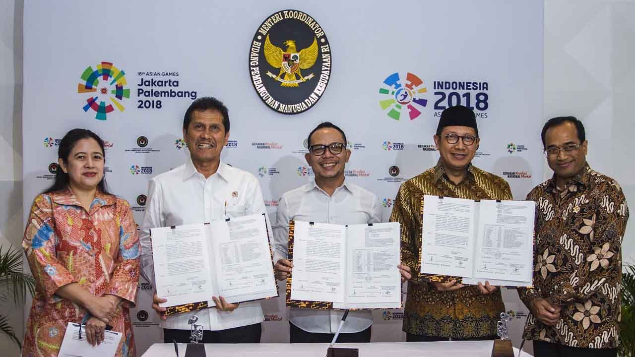 Menteri Koordinator Pembangunan Manusia dan Kebudayaan Puan Maharani (kiri), Menteri Pendayagunaan Aparatur Negara dan Reformasi Birokrasi Asman Abnur (kedua kiri), Menteri Ketenagakerjaan Hanif Dhakiri dan Menteri Agama Lukman Hakim Saifuddin (kedua kanan) dan Menteri Perhubungan Budi Karya Sumadi (kanan), berfoto bersama usai penandatanganan Surat Keputusan Bersama (SKB) tentang Hari Libur Nasional dan Cuti Bersama 2018 di Gedung Kementerian Koordinator Pembangunan dan Kebudayaan (PMK), Jakarta, Rabu (18/4). Pemerintah memutuskan menambah cuti sebanyak 3 hari dari waktu yang ditetapkan sebelumnya, sehingga  cuti bersama Idul Fitri 1439 Hijriah menjadi tanggal 13-14 Juni 2018 dan 18-19 Juni 2018, untuk mengurai arus lalu lintas sebelum Lebaran dan sesudah mudik Lebaran serta menambah kenyamanan masyarakat untuk bersilaturahmi dengan sanak saudara saat Lebaran 2018. ANTARA FOTO/Galih Pradipta/ama/18