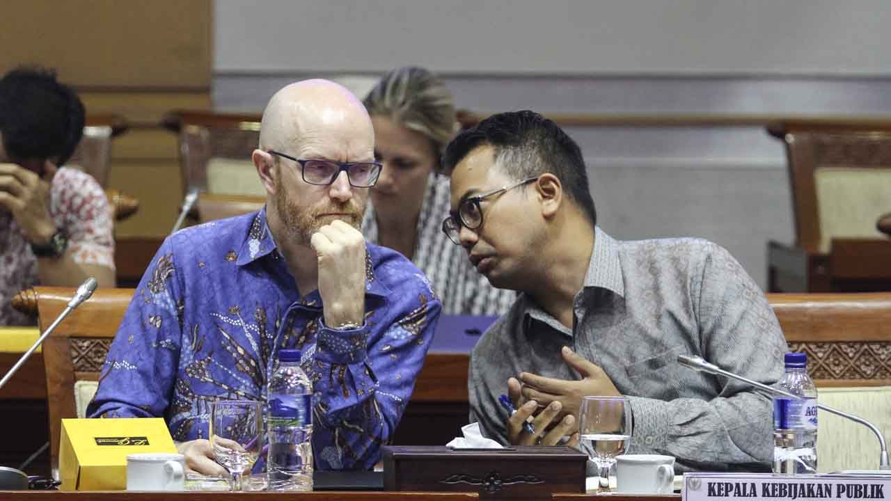 Kepala Kebijakan Publik Facebook Indonesia Ruben Hattari (kanan) dan Vice President and Public Policy Facebook Asia Pacific Simon Milner (kiri) mengikuti rapat dengar pendapat umum dengan Komisi I DPR di Kompleks Parlemen Senayan, Jakarta, Selasa (17/4). Rapat ini membahas bocornya satu juta lebih data pengguna Facebook di Indonesia. ANTARA FOTO/Dhemas Reviyanto/foc/18.