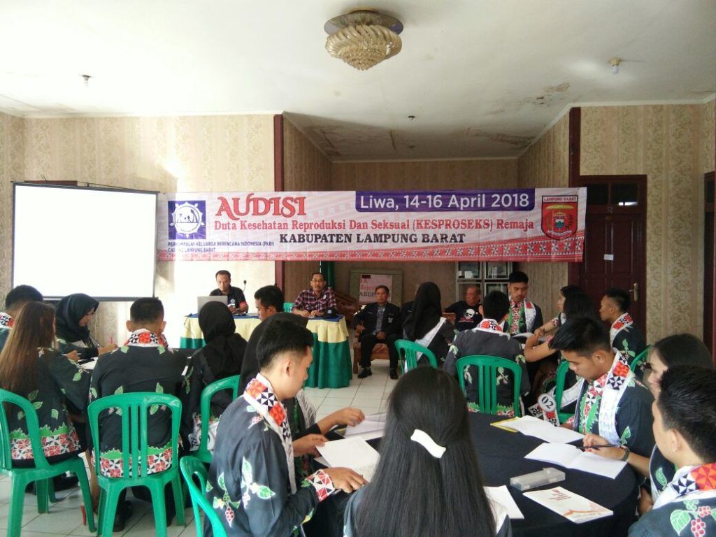 PEMILIHAN MULI-MEKHANAI. Suasana sesi materi table manner pada pemilihan Muli-Mekhanai Lampung Barat 2018, Minggu (15/4).
LAMPUNG POST/ELIYAH