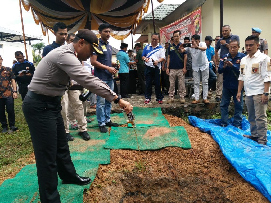 Polisi Musnahkan Miras