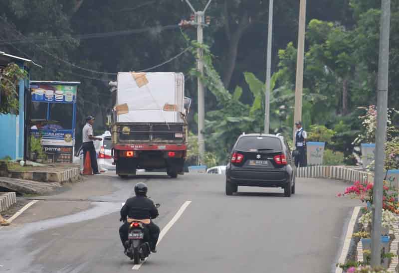 TIDAK TERPANTAU TIM SABER PUNGLI. Dua petugas Dinas Perhubungan Kota Bandar Lampung menarik retribusi kendaraan di Jalan Imam Bonjol Bandar Lampung, Senin (23/4). Pungutan liar atau pungli oleh petugas di jalanan yang mengatasnamakan retribusi terminal tidak terpantau Tim Sapu Bersih (Saber) Pungli.
n LAMPUNG POST/IKSAN DWI NUR SATRIO