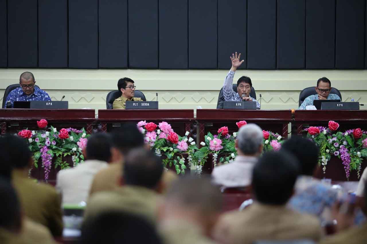 RAKOR PEMPROV DAN KPK. Koordinator Wilayah II Sumatera, Adlin Syah Malik Nasution (dua kanan) memberikan pengarahan kepada seluruh SKPD se-Provinsi Lampung dalam rapat koordinasi Provinsi Lampung dengan Komisi Pemberantasan Korupsi (KPK) di ruang Pusiban, Kantor Pemerintahan Provinsi Lampung, Bandar Lampung, Selasa (10/4).
n LAMPUNG POST/IKHSAN DWI NUR SATRIO