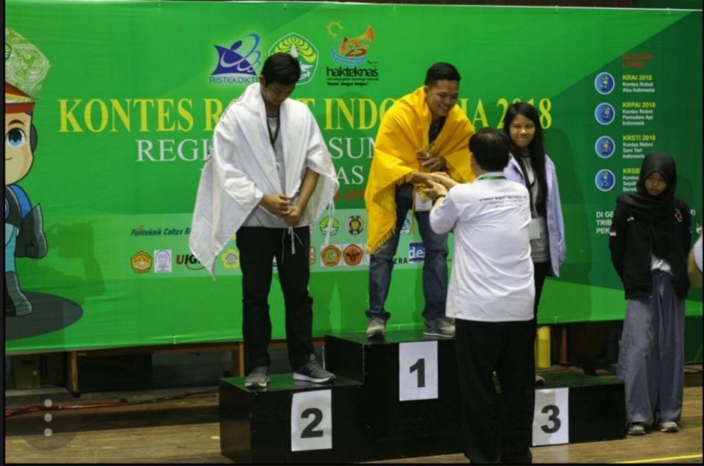 JUARA REGIONAL. Tim robotik Umitra Lampung menerima penghargaan juara I robot seni Kontes Robot Indonesia Regional Sumatera, di GOR Tribuana, Pekanbaru, Sabtu (28/4).
ISTIMEWA
