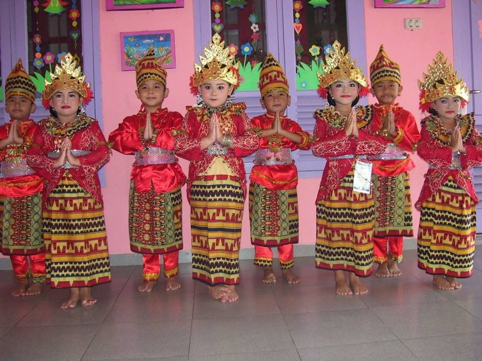 TARI DAERAH. Siswa TK Kuntum Mekar Kids menampilkan tari daerah Lampung di halaman TK setempat, Kamis (19/4).  DOK TK KUNTUM MEKAR KIDS