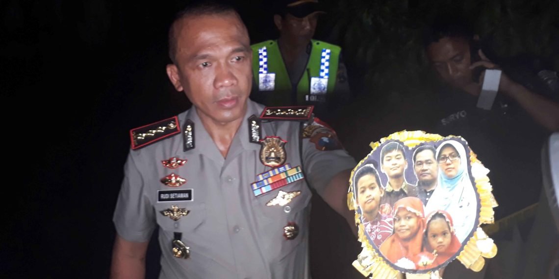 Kapolrestabes Surabaya Kombes Pol Rudi Setiawan menunjukkan foto keluarga Dita Upriyanto saat penggerebekan rumah terduga teroris di kawasan Wonorejo Asri, Rungkut, Surabaya, Jawa Timur, Minggu (13/5). Menurut Kombes Pol Rudi Setiawan keluarga Dita Upriyanto merupakan terduga pelaku peledakan di tiga gereja di Surabaya, yakni Gereja Kristen Indonesia (GKI), Gereja Pantekosta Pusat Surabaya (GPPS), dan Gereja Katolik Santa Maria Tak Bercela, pada waktu yang hampir bersamaan. ANTARA FOTO/Nanda Andrianta/MRH/ama/18