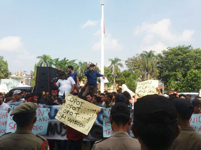 Ratusan Massa Tuntut Kejelasan PHO dan Roling Jabatan di Lampura