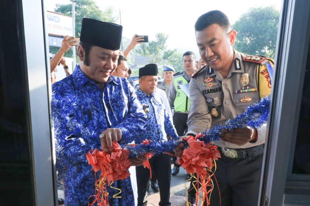 Bupati Lampung Selatan Zainudin Hasan didampingi Kapolres Lamsel AKBP M. Syarhan menggunting pita dalam peresmian Pos Lantas Masjid Agung Kalianda, Rabu (2/5/2018). (Foto: Diskominfo Lamsel