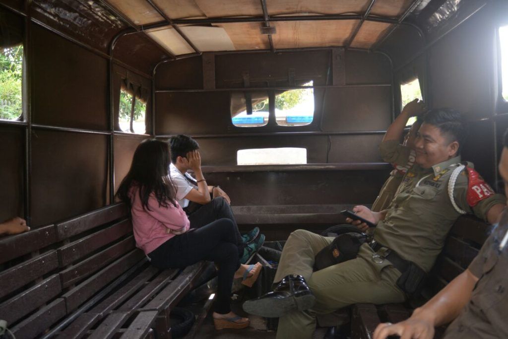 Pol PP Amankan Sepasang Kekasih Mesum