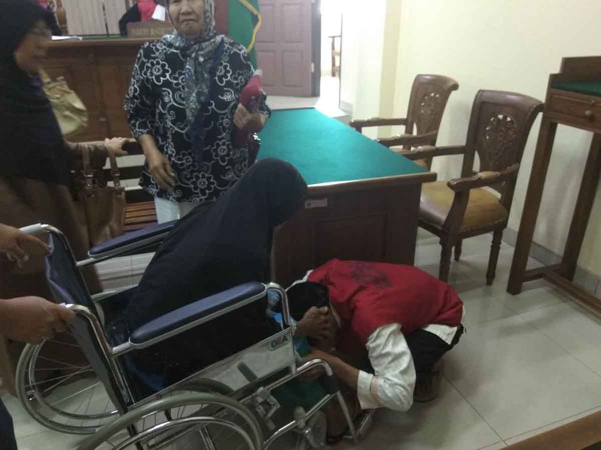Minta Rokok dan Makanan, Cucu Pukuli Sang Nenek