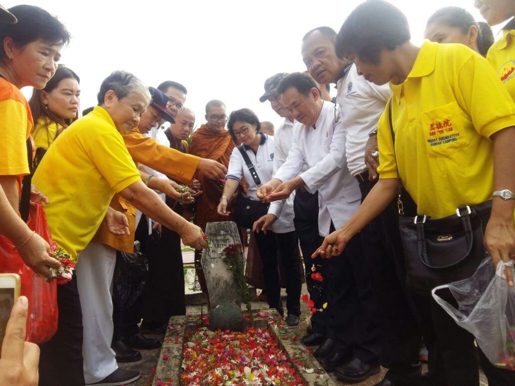 Umat Buddha Gelar Tabur Bunga