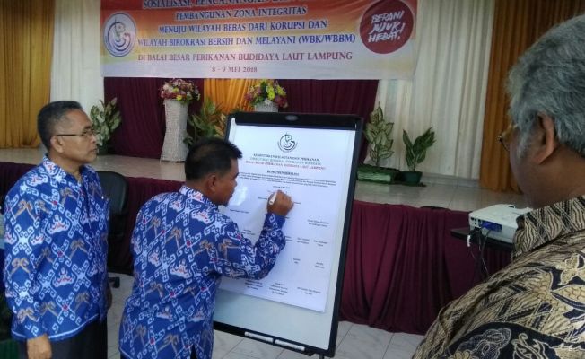 KOMITMEN BERSAMA. Kepala BPBL Lampung Mimid Abdul Hamid menandatangani komitmen bersama dalam pembangunan zona integritas di aula kantor Desa Hanura, Padangcermin, Pesawaran, Selasa (8/5).
LAMPUNG POST/VERA AGLISA