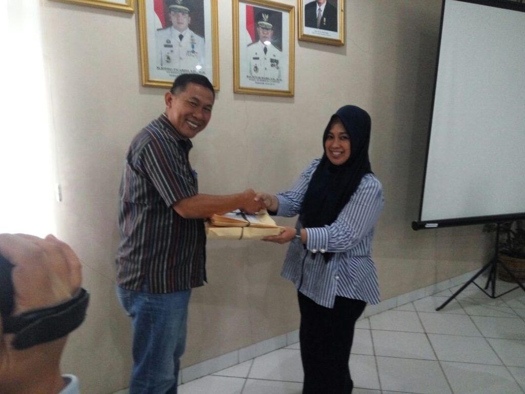 HASIL UN. Kabid Pembinaan SMA Disdikbud Lampung Diona Katharina (kanan) menyerahkan hasil UN 2018 kepada perwakilan sekolah di dinas setempat, kemarin.
LAMPUNG POST/YUSMART DS