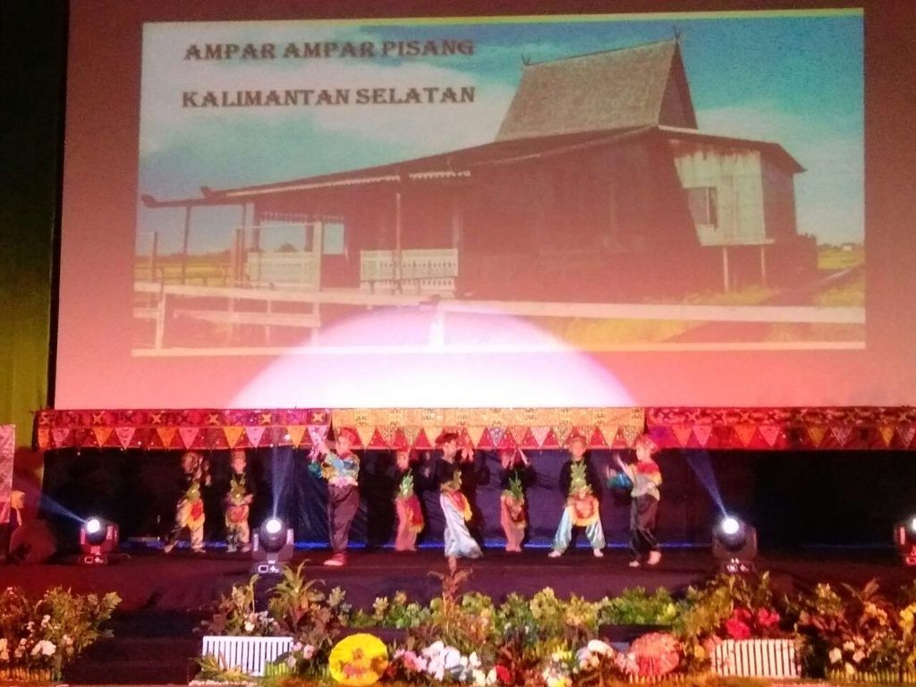 PENAMPILAN SISWA. Siswa Lazuardi Haura Global Islamic School Bandar Lampung tampil dalam kegiatan Gala Performance 2018 di Graha Bintang Universitas Malahayati, Bandar Lampung, Kamis (10/5). LAMPUNG POST/DENNY ZULNIYADI
