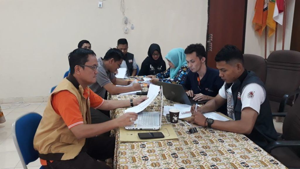 KLARIFIKASI SYARAT DPD RI. Komisi Pemilihan Umum (KPU) Provinsi Lampung merekap hasil klarifikasi penelitian administrasi syarat dukungan perseorangan bakal calon anggota Dewan Perwakilan Daerah Republik Indonesia (DPD RI) daerah pemilihan Provinsi Lampung di aula Kantor KPU Provinsi Lampung, Jalan Gajah Mada, Bandar Lampung, Kamis (10/5).
LAMPUNG POST/TRIYADI ISWORO