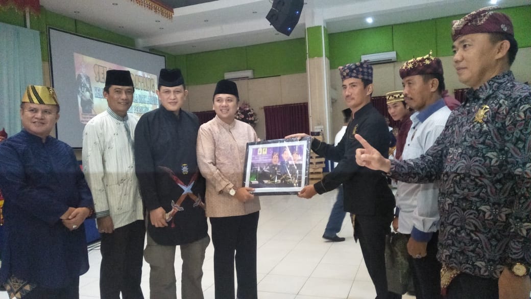 Calon gubernur Lampung M Ridho Ficardo dan Sultan Kepaksian Pernong Sekala Bkhak XXIII, Edward Syah Pernong pada acara buka puasa bersama Keluarga Besar Kerajaan Sekala Bkhak di Graha Pahoman, Sabtu (26/5/2018). DOK MRF