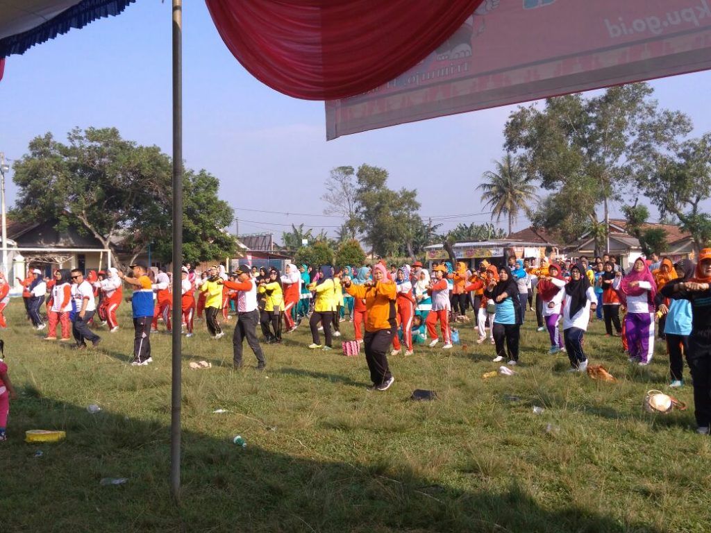 SOSIALISASI PILGUB. Masyarakat mengkuti senam sehat bersama dalam rangka pemilihan gubernur dan wakil gubernur pada masyarakat yang diselenggarakan KPU Lampung Tengah di lapangan Trimurjo, Lampung Tengah, Jumat (11/5).
LAMPUNG POST/ANDIKA SUHENDRA