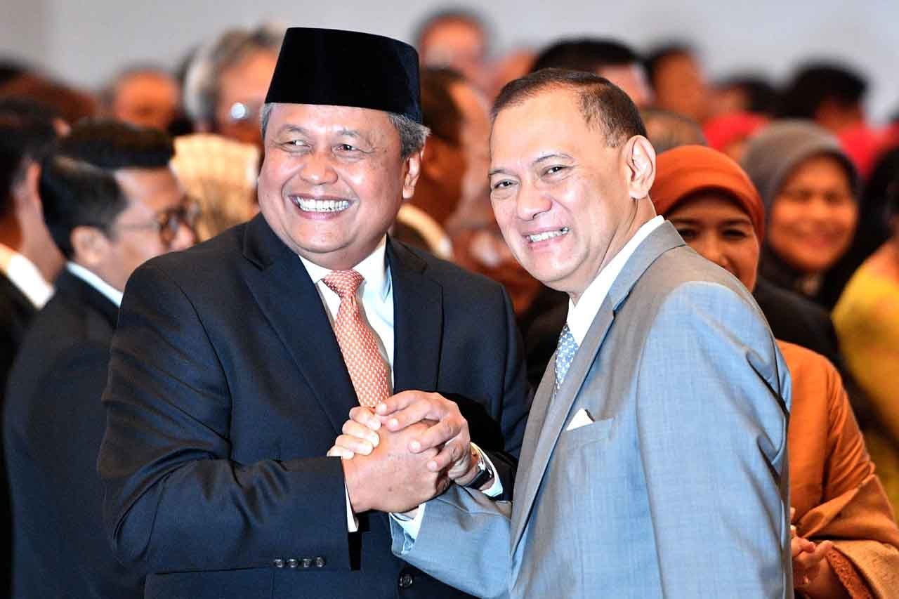 Gubernur Bank Indonesia Perry Warjiyo (kiri) mendapat ucapan selamat dari mantan Gubernur Bank Indonesia Agus Martowardojo (kanan) usai pelantikannya di Mahkamah Agung, Jakarta, Kamis (24/5). Perry Warjiyo resmi menjabat Gubernur Bank Indonesia periode 2018-2023 menggantikan Agus Martowardojo yang telah selesai masa tugasnya. ANTARA FOTO/Sigid Kurniawan/foc/18.