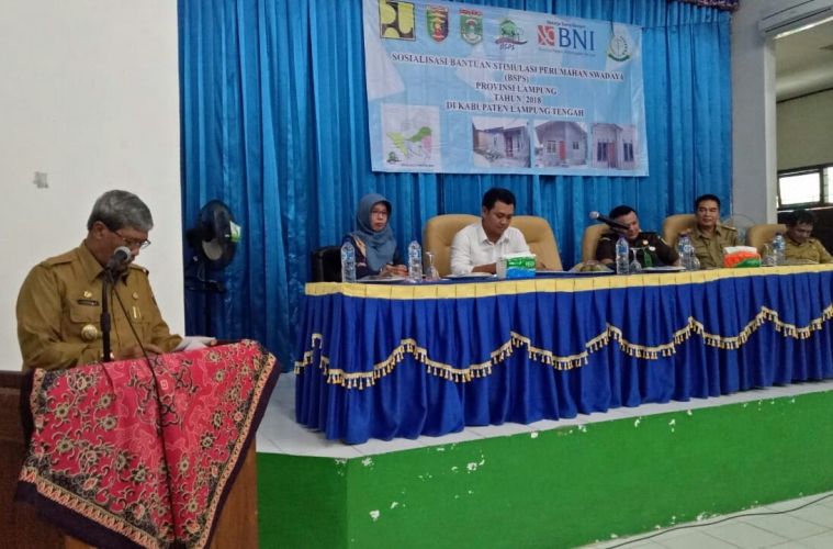 Plt Bupati Lampung Tengah Loekman Djoyosoemarto membuka sosialisasi BSPS di LEC Seputihbanyak, Lampung Tengah, Rabu (16/5). Lamteng mendapatkan dana BSPS senilai Rp10,09 miliar untuk 673 rumah.LAMPUNG POST/M. Wahyu Pamungkas