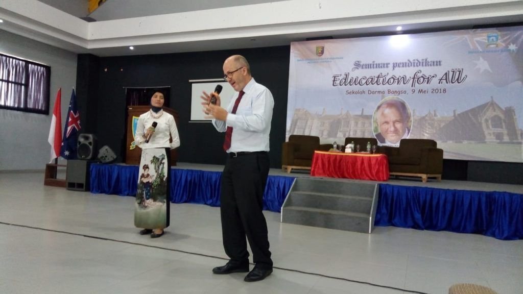 PEMAPARAN MATERI. Lektor Kepala Pendidikan Khusus di Sidney School of Education and Social Work, David Evans, menyampaikan materi tentang pendidikan inklusi di Sekolah Darma Bangsa, baru-baru ini.
LAMPUNG POST/DELIMA NATALIA NAPITUPULU
