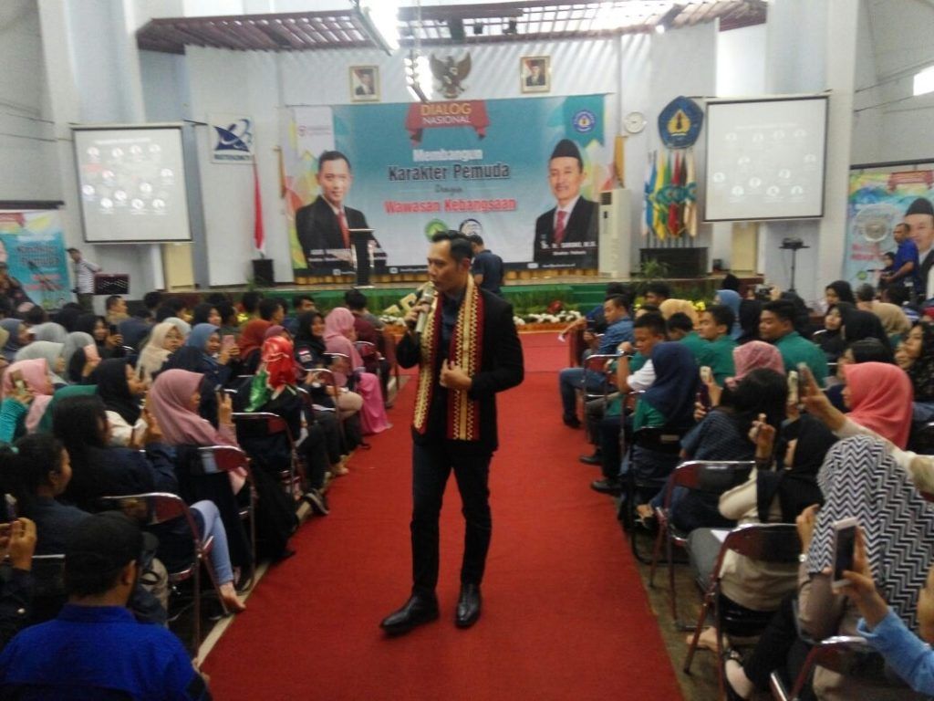 DIALOG INTERAKTIF. Direktur Eksekutif The Yudhoyono Institut Agus Harimurti Yudhoyono berdialog dengan mahasiswa Polinela di kampus setempat, Sabtu (12/5).
LAMPUNG POST/YUSMART DS