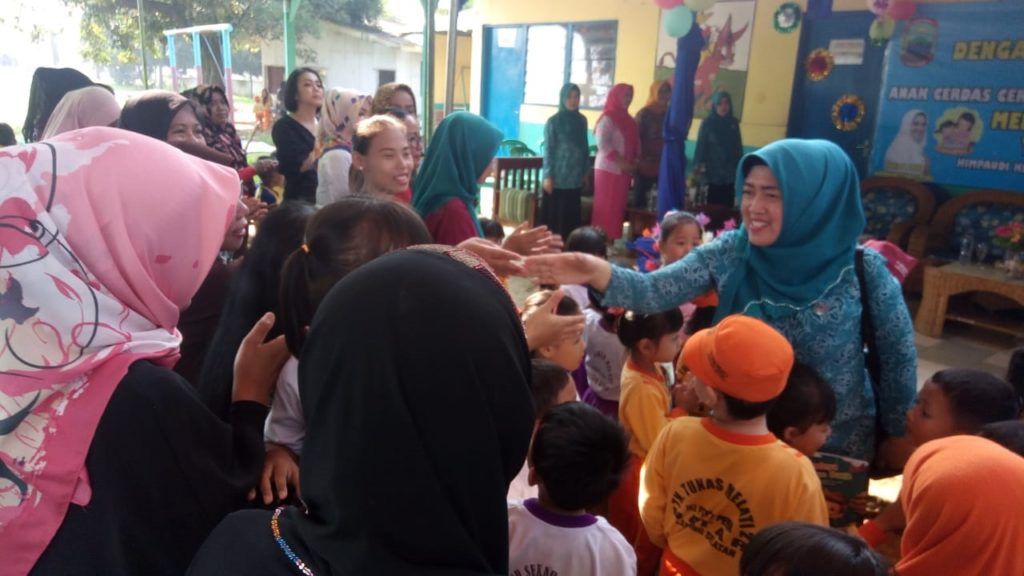 BUNDA PAUD. Bunda PAUD Kecamatan Natar Gustiana menyapa dan menyalami orang tua siswa TK Sekar Melati Pewa Natar, Lampung Selatan, beberapa waktu lalu. LAMPUNG POST/DELIMA NATALIA NAPITUPULU