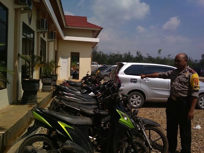 Kapolres Pesawaran Syaiful Wahyudi, menunjukan barang bukti sepeda motor yang diamankan dari lokasi judi koprok. (Foto: Lampost/Ahmad Amri)