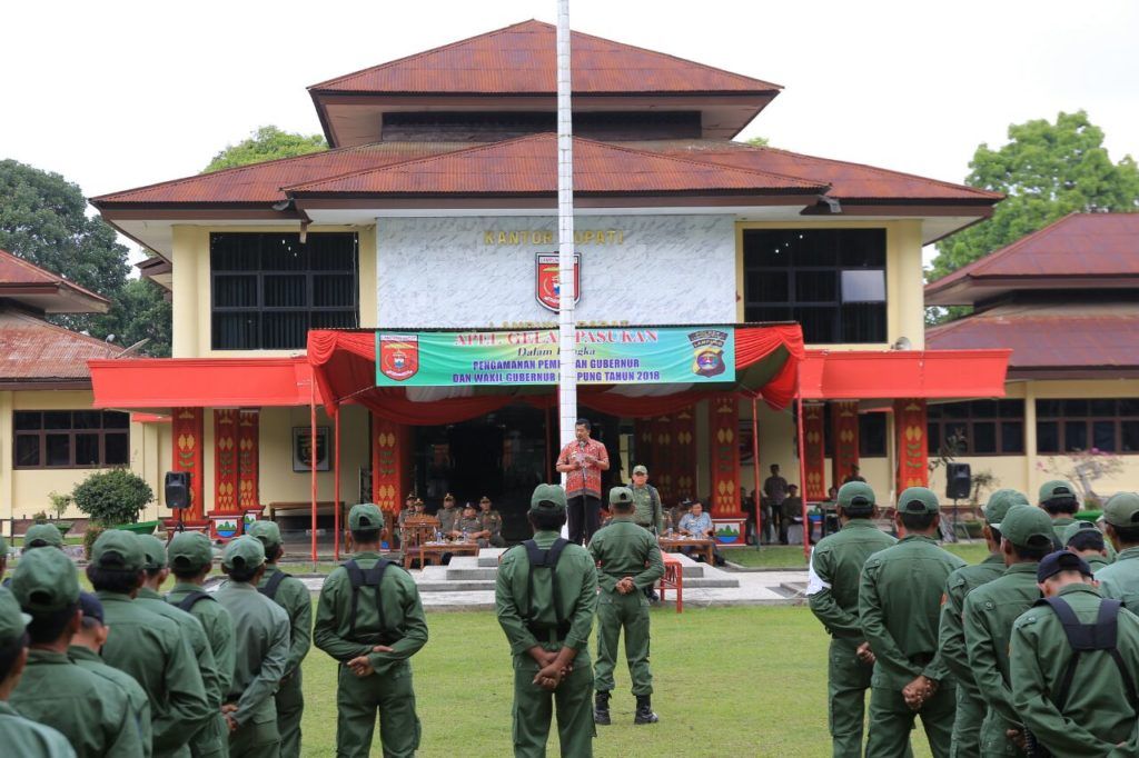 PASUKAN LINMAS. Lambar gelar pasukan Linmas pengamanan Pilgub, Jumat (11/5).LAMPUNG POST/ELIYAH