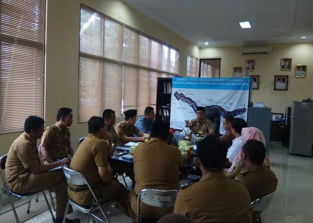 RAPAT GANTI RUGI. Asisten Bidang Ekonomi Pembangunan Sekkab Lampung Selatan Mulyadi Saleh memimpin rapat pembahasan permohonan ganti rugi lahan TPA Desa Tanjungsari, Senin (7/5). LAMPUNG POST/JUWANTORO