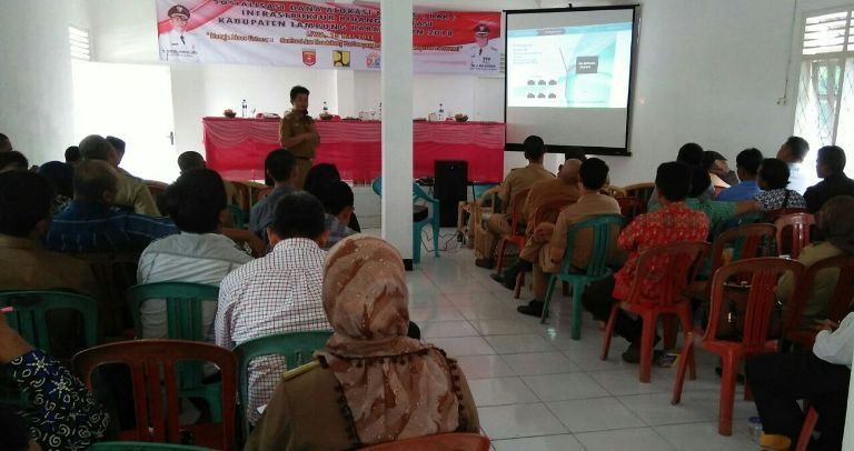 SOSIALISASI DAK SANITASI. Perwakilan 26 Pekon dan dinas terkait mengikuti sosialisasi DAK kegiatan sanitasi komunal, Selasa (15/5).LAMPUNG POST/ELIYAH