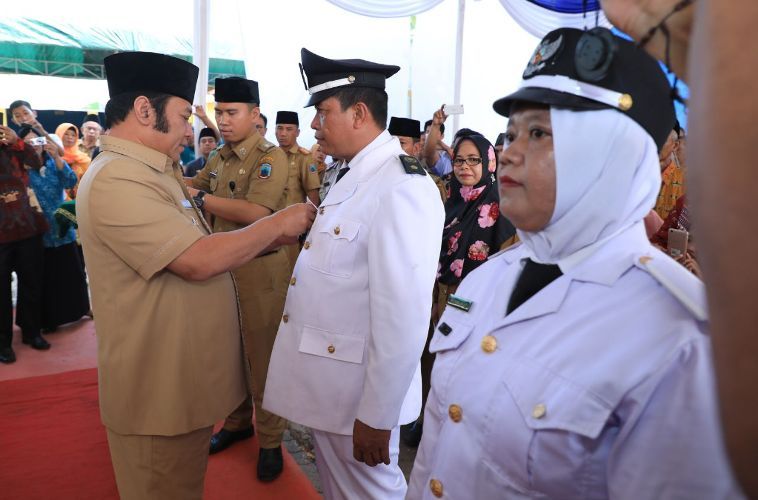 PELANTIKAN KADES PAW. Bupati Lampung Selatan Zainudin Hasan melantik dua Kepala Desa (Kades) Pergantian Antar Waktu (PAW) di Lapangan Balai Desa Merakbelantung, Kecamatan Kalianda, Selasa (8/5).DOK. DISKOMINFO LAMSEL