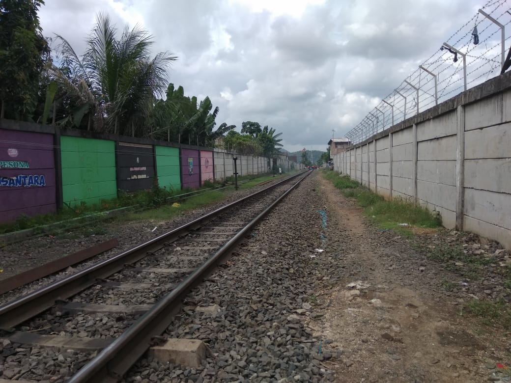 Pagar Beton untuk Keselamatan itu Kini Terbengkalai