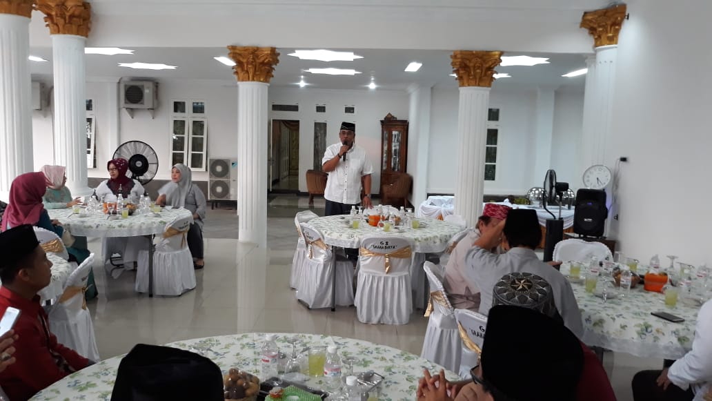 BUKA BERSAMA ICMI. Anggota DPD RI Andi Surya memberikan kata sambutan saat acara buka bersama Ikatan Cendekiawan Muslim Indonesia (ICMI) Organisasi Wilayah (Orwil) Provinsi Lampung di kediaman Andi Surya di Jalan Pagar Alam (Gang PU), Bandar Lampung, Minggu (3/6).
LAMPUNG POST/TRIYADI ISWORO