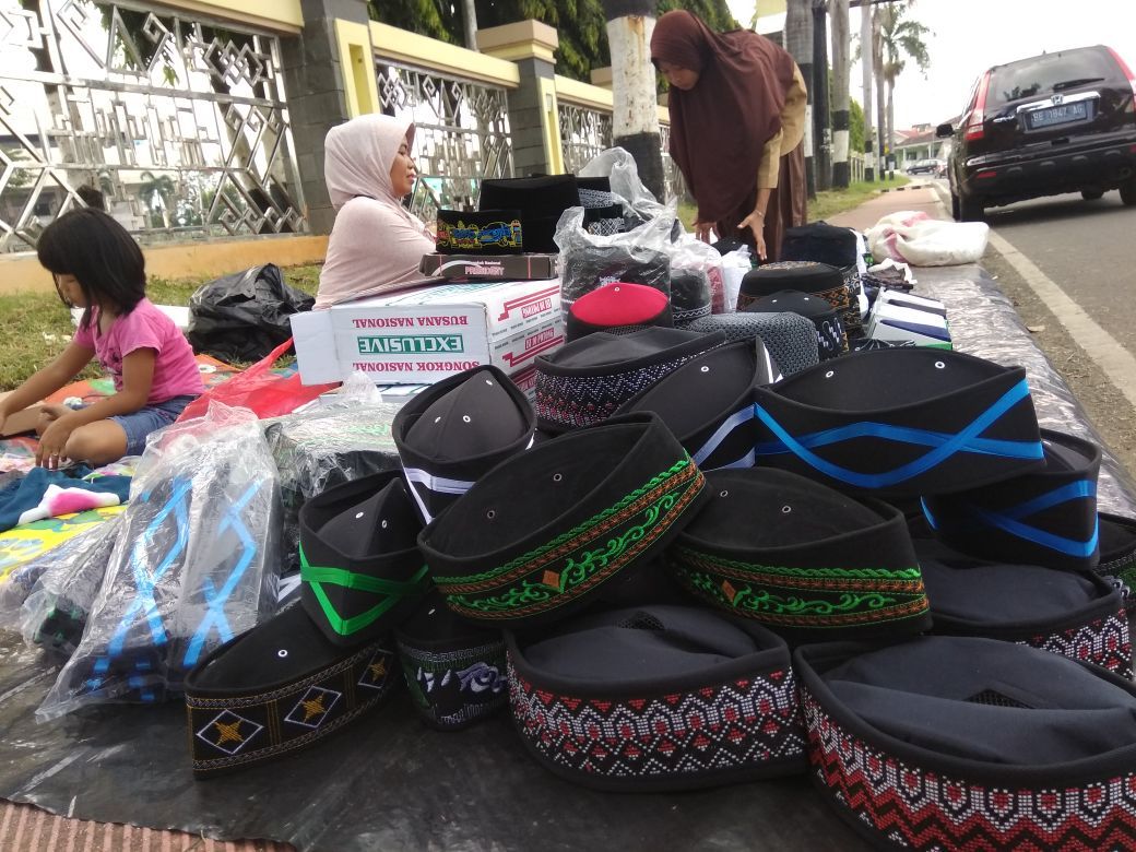 Seorang Ibu Mengais Rezeki dari Berjualan Peci