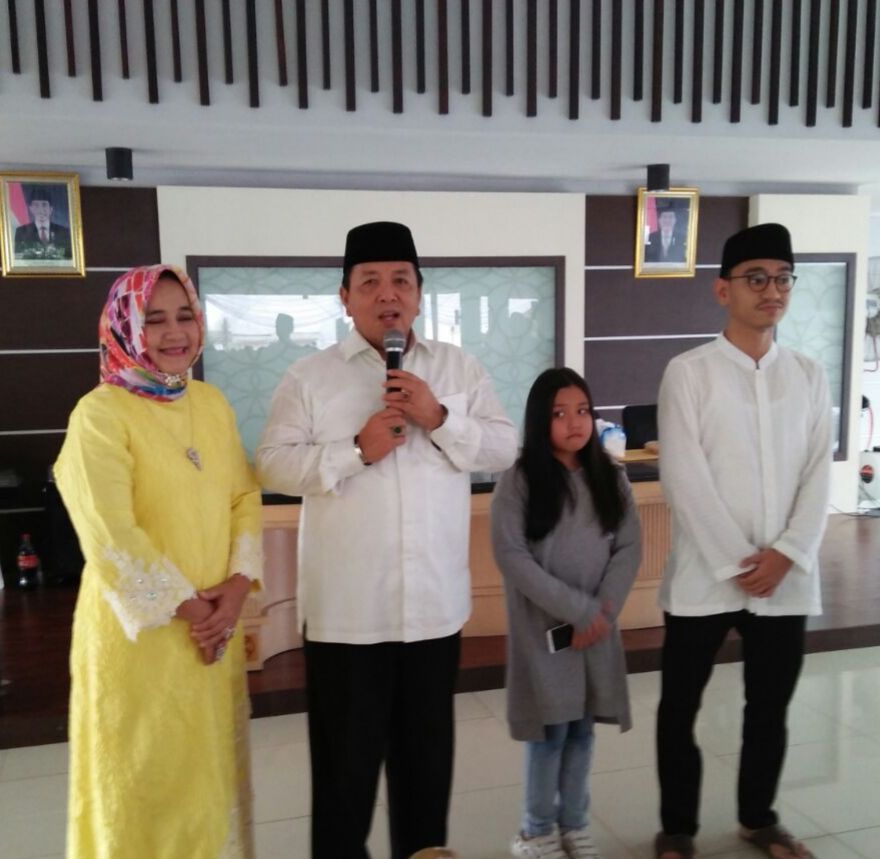 HALALBIHALAL TOKOH GOLKAR. Calon Gubernur Lampung Arinal Djunaidi didampingi istri dan kedua anaknya menghadiri halalbihalal anggota DPR asal daerah pemilihan Lampung Aziz Syamsuddin di Rumah Relawan Aziz, Way Halim, Minggu (17/6).LAMPUNG POST/EKA SETIAWAN