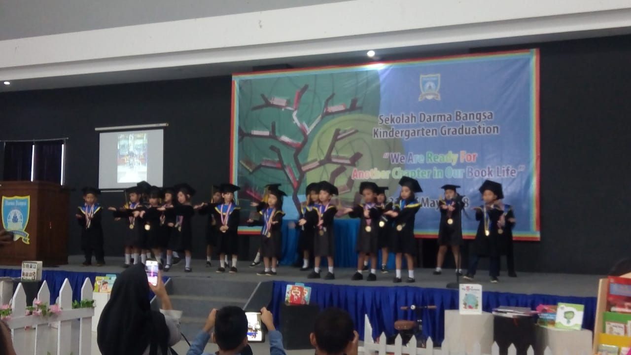 PERTUNJUKAN SISWA. Siswa TK B Darma Bangsa menampilkan kebolehannya dalam tari dan lagu, usai dikukuhkan sebagai lulusan di sekolah setempat, Kamis (31/5).  LAMPUNG POST/DELIMA NATALIA NAPITUPULU