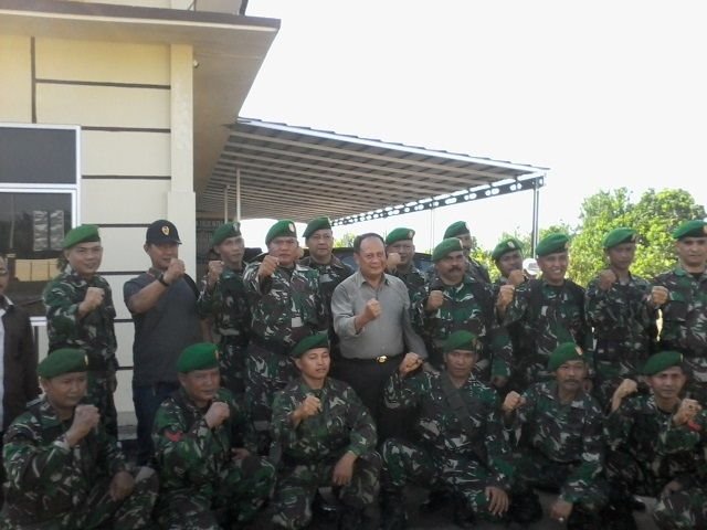 Kapolda Lampung (tengah) berfoto bersama anggota Kodim 0426. (Foto: Dok. Lampung Post)