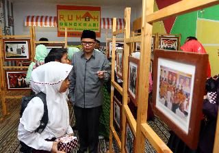 PENDIDIKAN PEMILIH. Sejumlah siswa SD melihat pameran foto saat momen pesta demokrasi pilkada di Rumah Demokrasi KPU Bandar Lampung, sebagai pusat pendidikan pemilih, beberapa waktu lalu.  DOK LAMPUNG POST