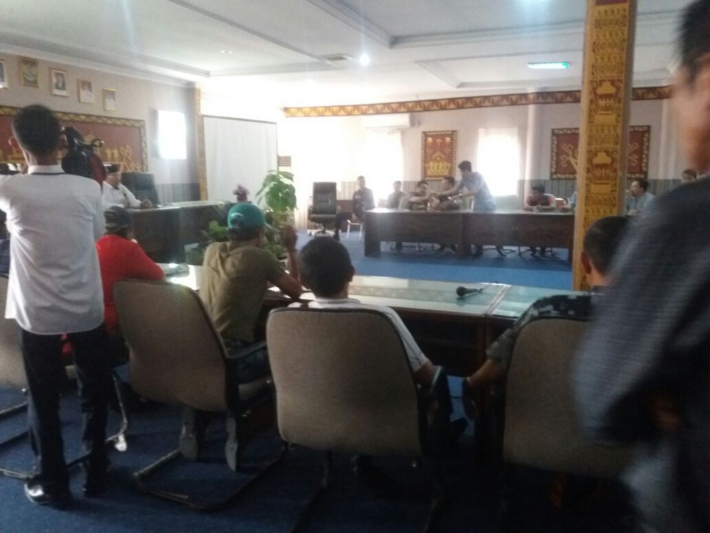 PELANTIK PEJABAT LAMPURA. Prosesi Pelantikan dua jabatan eslon II Lampung Utara tanpa dihadiri pejabatnya, Rabu (6/6). Sehari sebelumnya kedua pejabat itu baru saja dikembalikan jabatannya pasca mutasi yang dilakukan sebelumnya.
LAMPUNG POST/FAJAR NOFITRA