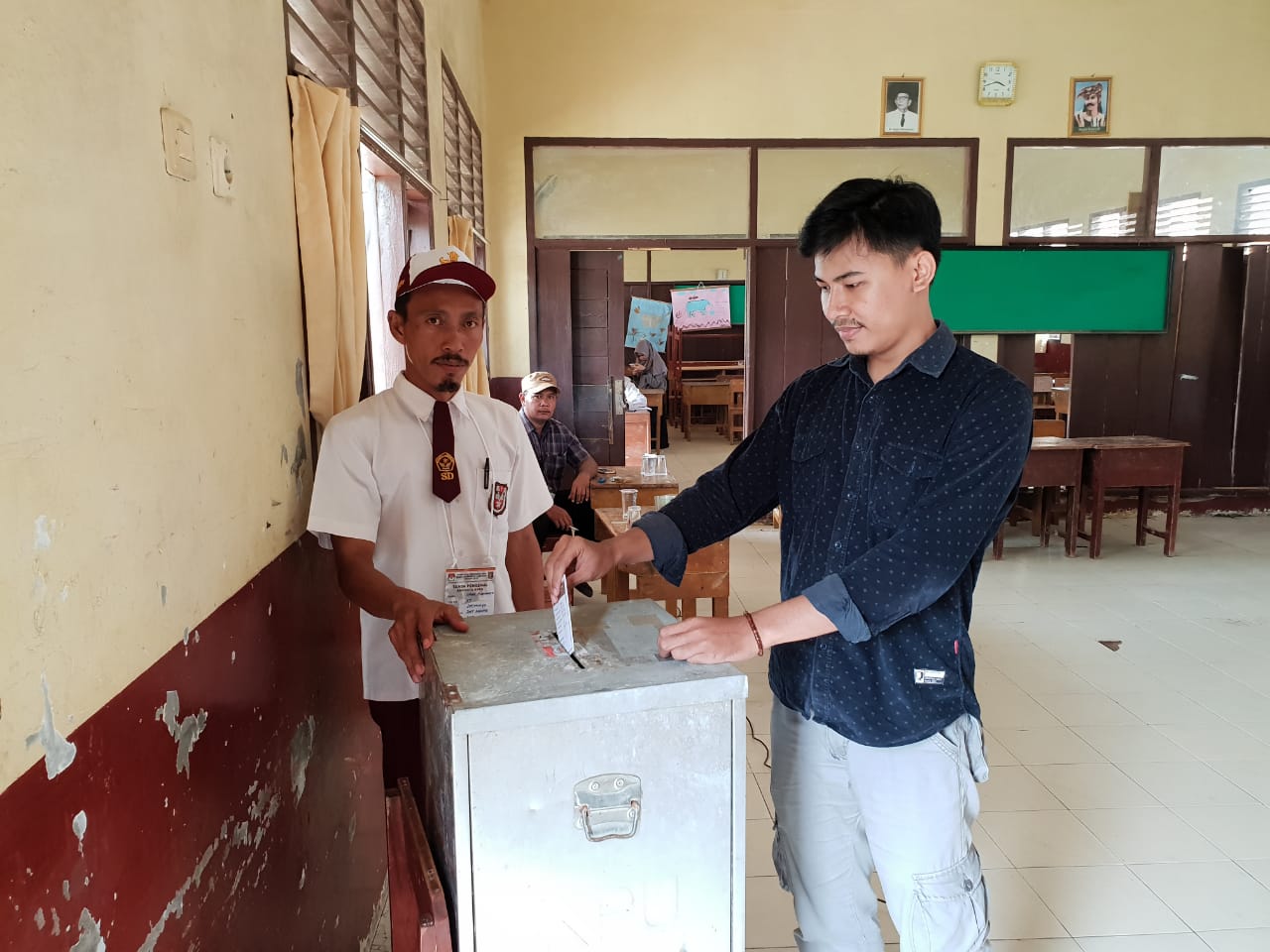 Petugas KPPS di TPS 24, Dusun V, Jatisari, Desa Jatimulyo, Kecamatan Jatiagung, Lampung Selatan berseragam merah putih layaknya siswa SD saat menyelenggarakan pemungutan suara Pilgub Lampung 2018. Foto: Perdhana