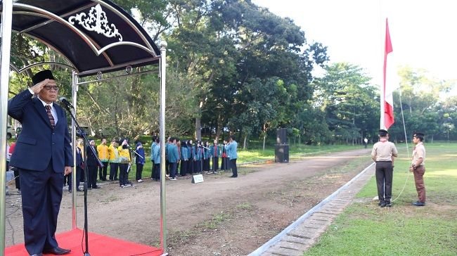 Rektor Unila, Hasriadi Mat Akin saat memberi penghormatan pada peringatan hari lahir Pancasila 2018, di lapangan sepak bola Unila, Jumat (1/6/2018). (Foto: Lampost/Yusmart Dwi Saputra)