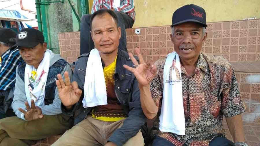 Petani di Tanggamus menunjukan salam tiga jari sebagai wujud dukungan kepada Arinal-Nunik pada Pilgub Lampung 27 Juni 2018. Foto Dok JAYA