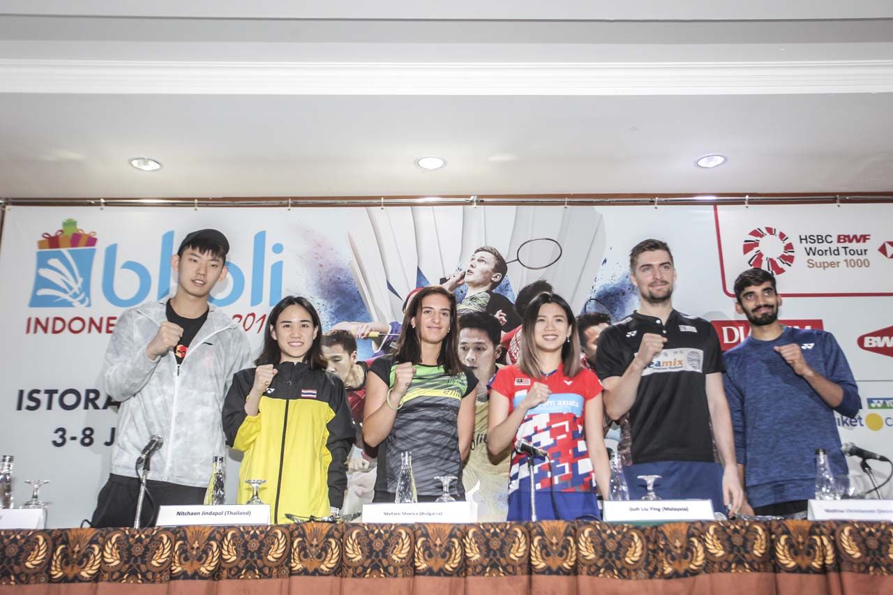 PESERTA. Pebulu tangkis Cina Liu Yuchen (kiri) berfoto bersama Pebulu tangkis Thailand Nitchaon Jindapol (kedua kiri), Pebulu tangkis Bulgaria Stefani Stoeva (ketiga kiri), Pebulu tangkis Malaysia Goh Liu Ying (keempat kiri), Pebulu tangkis Denmark Mathias Christiansen (kedua kanan) dan India Kidambi Srikanth (kanan) seusai memberi keterangan pers menjelang blibli Indonesian Open 2018 di Jakarta, Senin (2/7). Turnamen bulu tangkis tersebut akan berlangsung pada 3-8 Juli 2018 di Istora Senayan, Jakarta. (ANTARA/MUHAMMD DIMAJA)