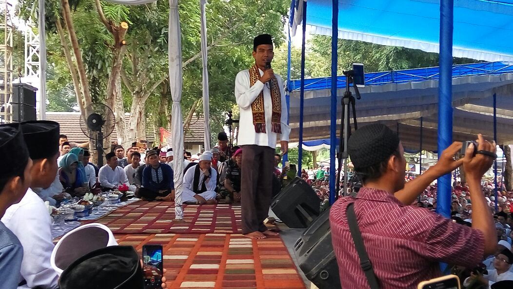 Ustadz Abdul Somad, isi pengajian akbar dalam rangka halal bi halal yang digelar Pemkab Lamsel,  Minggu (1/7/2018), di Halaman Masjid Agung Kubah Intan, Kalianda. Lampung Post/Juwantoro