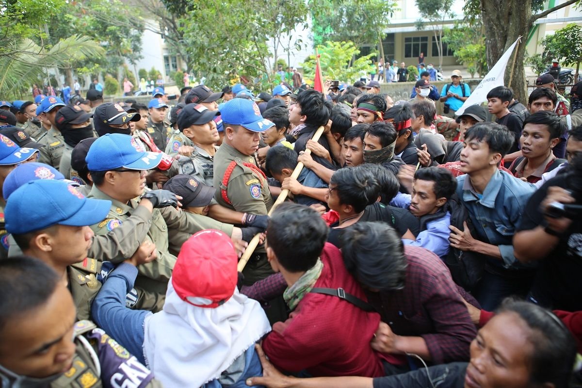 Penggusuran Pasar Griya Sukarame Berakhir Bentrok