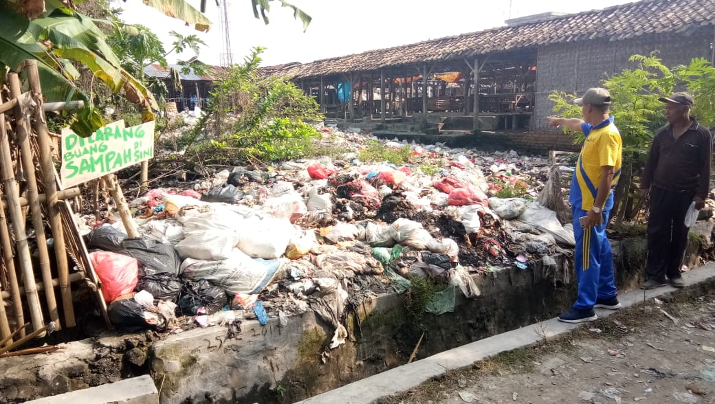 sampah-menumpuk-di-pasar-desa-sukapura