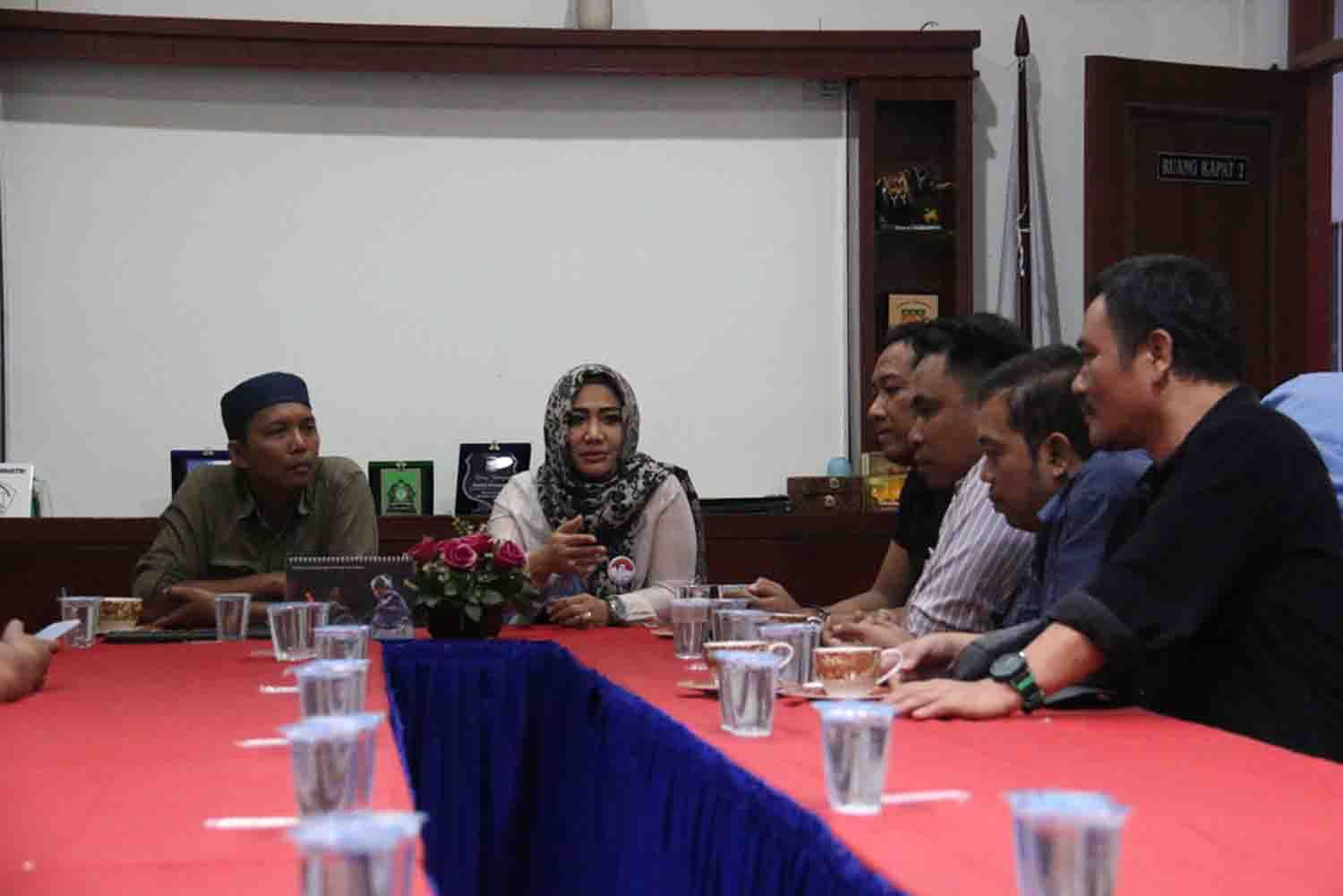 SILATURAHMI RNJ-2P. Sekjen Relawan Nusantara Jokowi 2 Periode (RNJ-2P) Diah Warih Anjari (dua kiri) bersama rombongan saat bersilaturahmi ke Lampung Post, Rabu (11/7). Rencananya dalam waktu dekat akan menetapkan kepengurusan RNJ-2P.
LAMPUNG POST/HENDRIVAN GUMAY