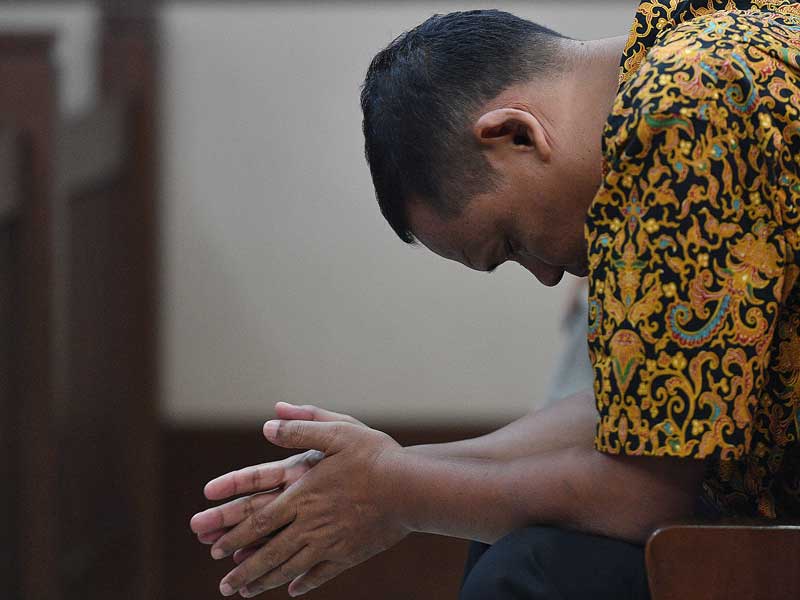 Terdakwa kasus suap terhadap anggota DPRD Lampung Tengah, Taufik Rahman bersiap menjalani sidang putusan di Pengadilan Tipikor Jakarta, Senin (16/7). Majelis Hakim memvonis Kepala Dinas Bina Marga (nonaktif) Kabupaten Lampung Tengah tersebut dengan hukuman 2 tahun penjara ditambah denda Rp100 juta subsider 2 bulan kurungan karena terbukti menyuap anggota DPRD Lampung Tengah senilai Rp9,695 miliar. (ANTARA FOTO/SIGID KURNIAWAN)