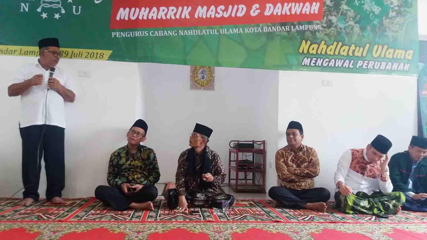 PAPARKAN PROGRAM. Ketua PBNU Bidang Ekonomi yang juga calon anggota DPD RI daerah pemilihan Lampung Umar Syah memaparkan program ekonomi PBNU dalam rangka meningkatkan perekonomian umat pada agenda Muhharik Masjid dan Dakwah di Ponpes Mahmuddah, Kemiling, Bandar Lampung, Minggu (29/7). n LAMPUNG POST/EKA SETIAWAN